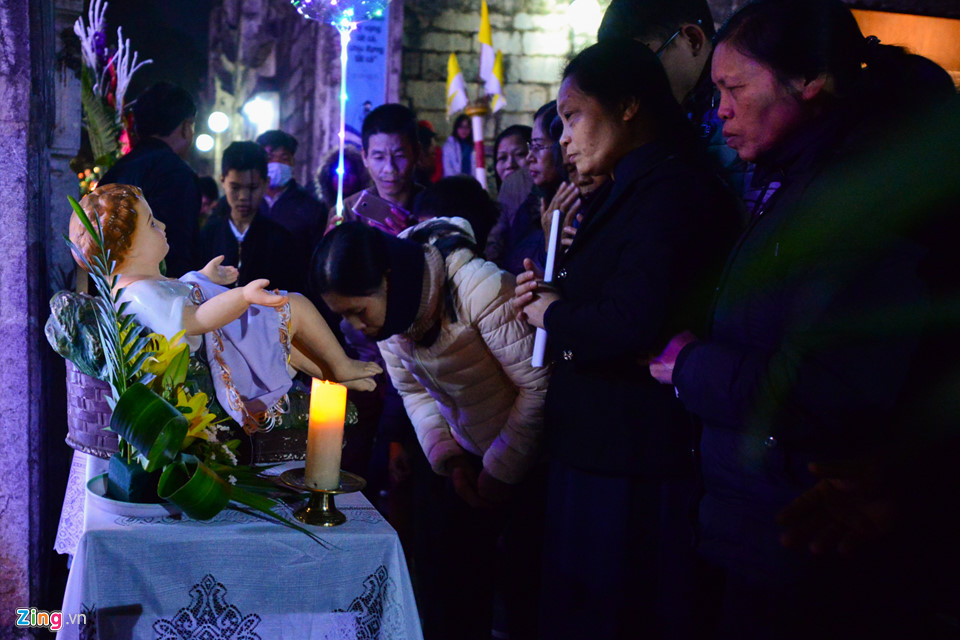 Hàng nghìn người rước tượng Chúa Hài Đồng đêm Giáng sinh